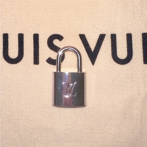 New Louis Vuitton Silver Lock and Key with COA #315 3 pc - Picture 5 of 8